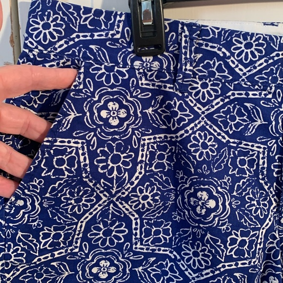 Old Navy Blue & White Floral Shorts EUC - Picture 2 of 8